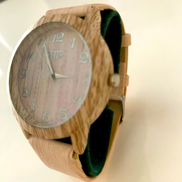 $3/10 Fashionable Watch - Picture 3 of 4